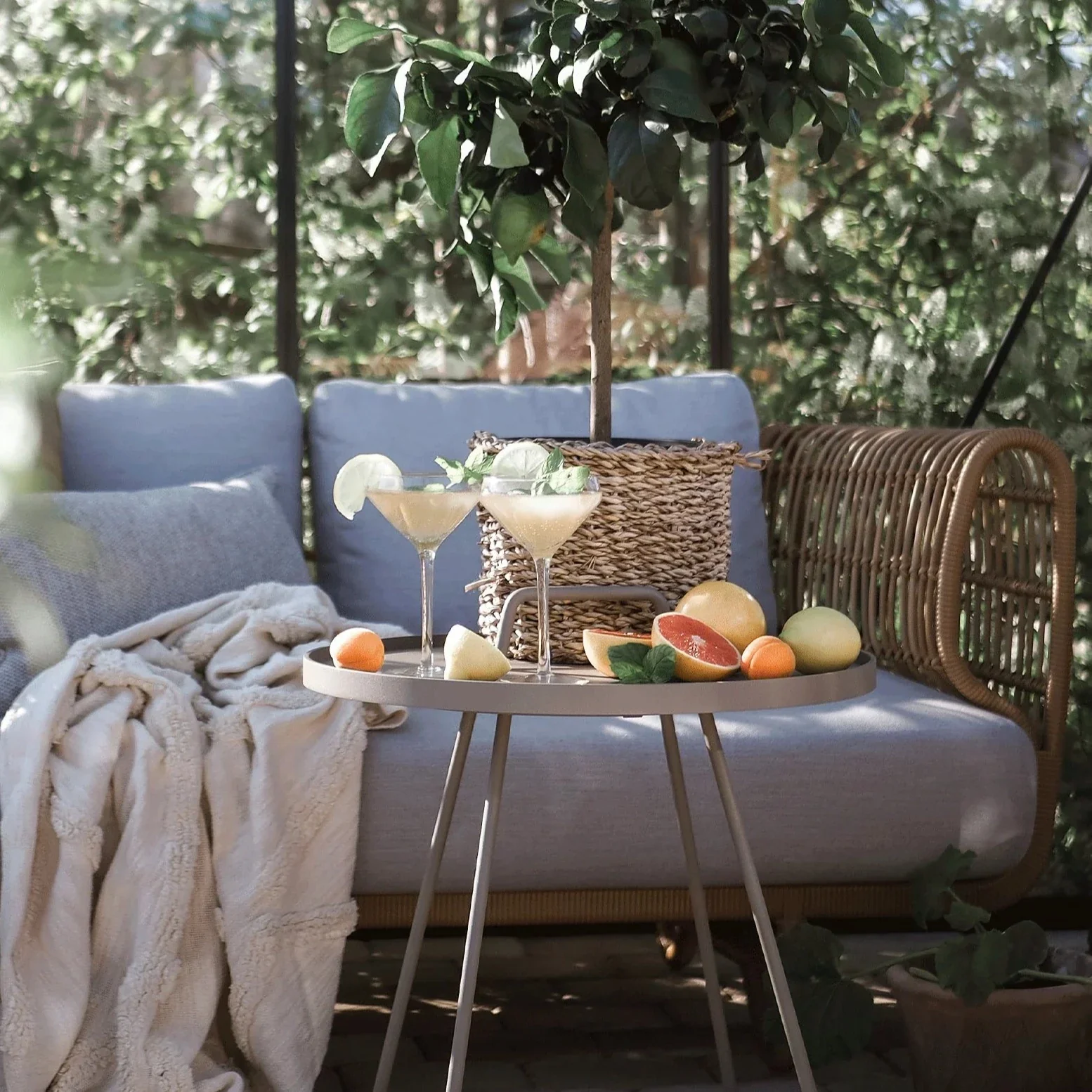ON-THE-MOVE Outdoor Coffee Table / Side Table - Large - Image 4